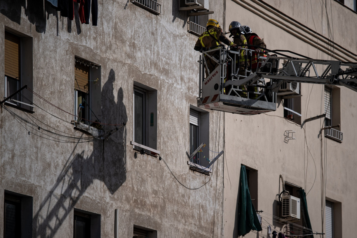 EuropaPress 5742498 varios bomberos trabajan derrumbe edificio badalona febrero 2024 badalona