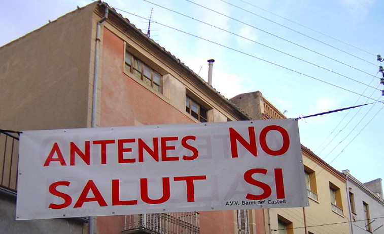 Asociaciones de vecinos exigen medidas contra la contaminación electromagnética
