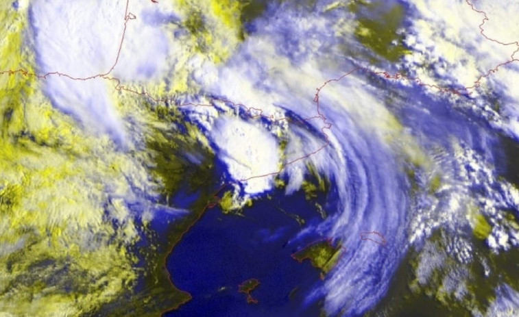 Tormentas intensas dejan inundaciones y retrasos aéreos en el este peninsular