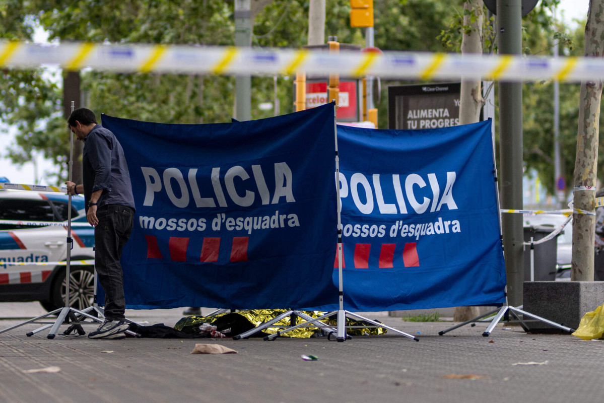 Europapress 6049682 cadaver joven fallecido dentro carpa mossos desquadra paseo joan borbo 24 1600 1067