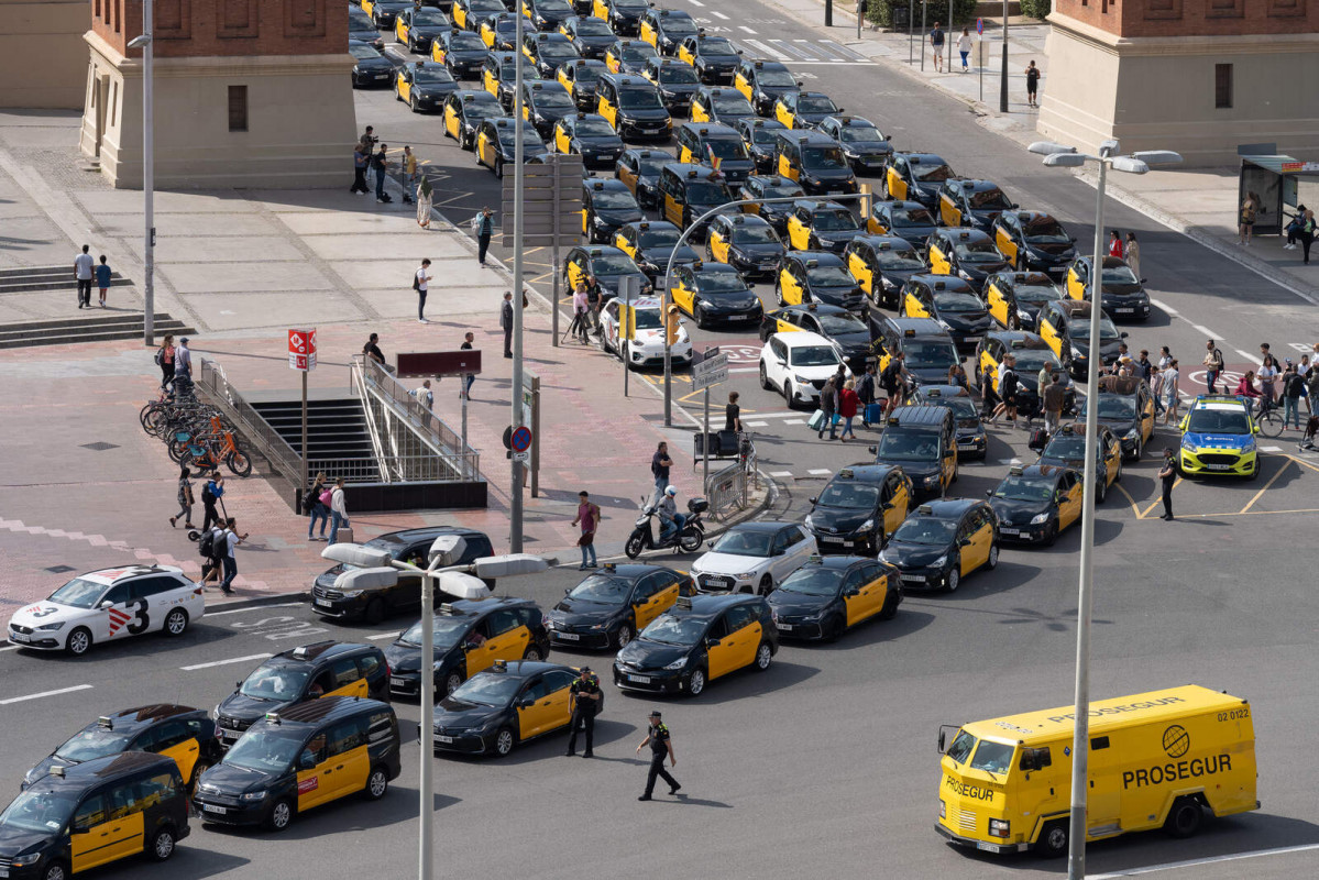 Europapress 5992023 vista general marcha lenta taxis convocada elite taxi plaza espana 28 mayo 1600 1067