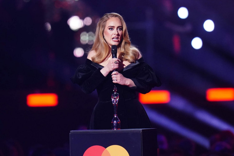 Adele llama 'puto estúpido' a un fan por decir que el Orgullo 'apesta'