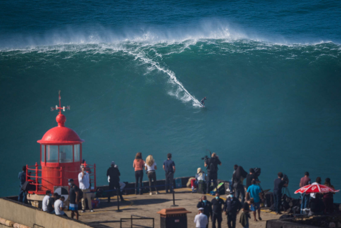Europapress 3403598 29 october 2020 portugal nazare people watch german surfer sebastian 1600 1067