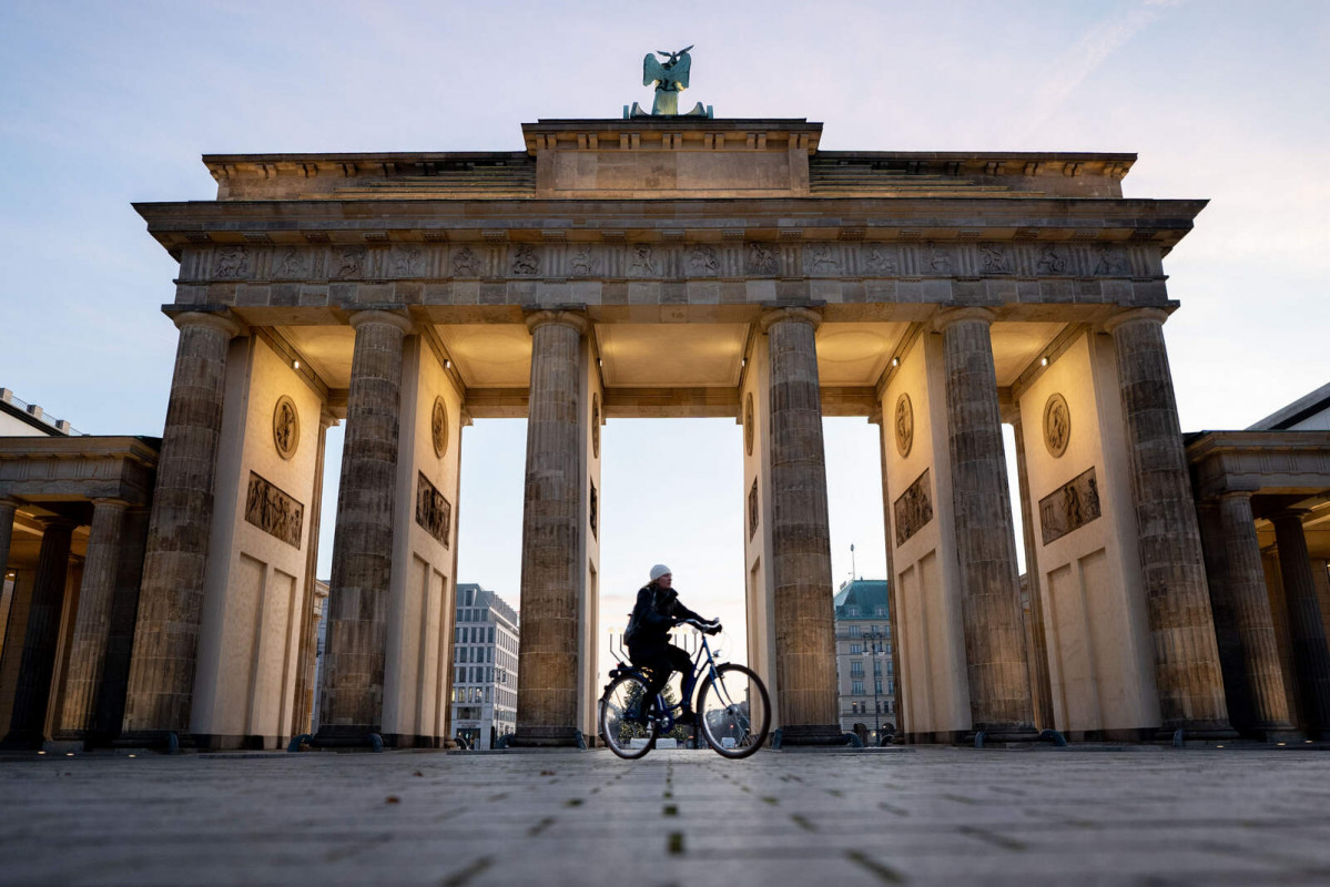Europapress 3535666 17 december 2020 berlin woman rides his bicycle across the empty march 18 1600 1067