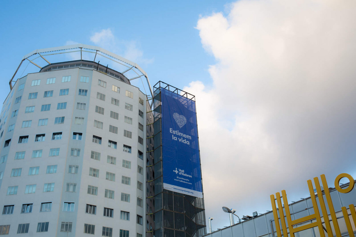 Europapress 4305958 lona fachada hospital vall dhebron 10 marzo 2022 barcelona cataluna espana 1600 1067