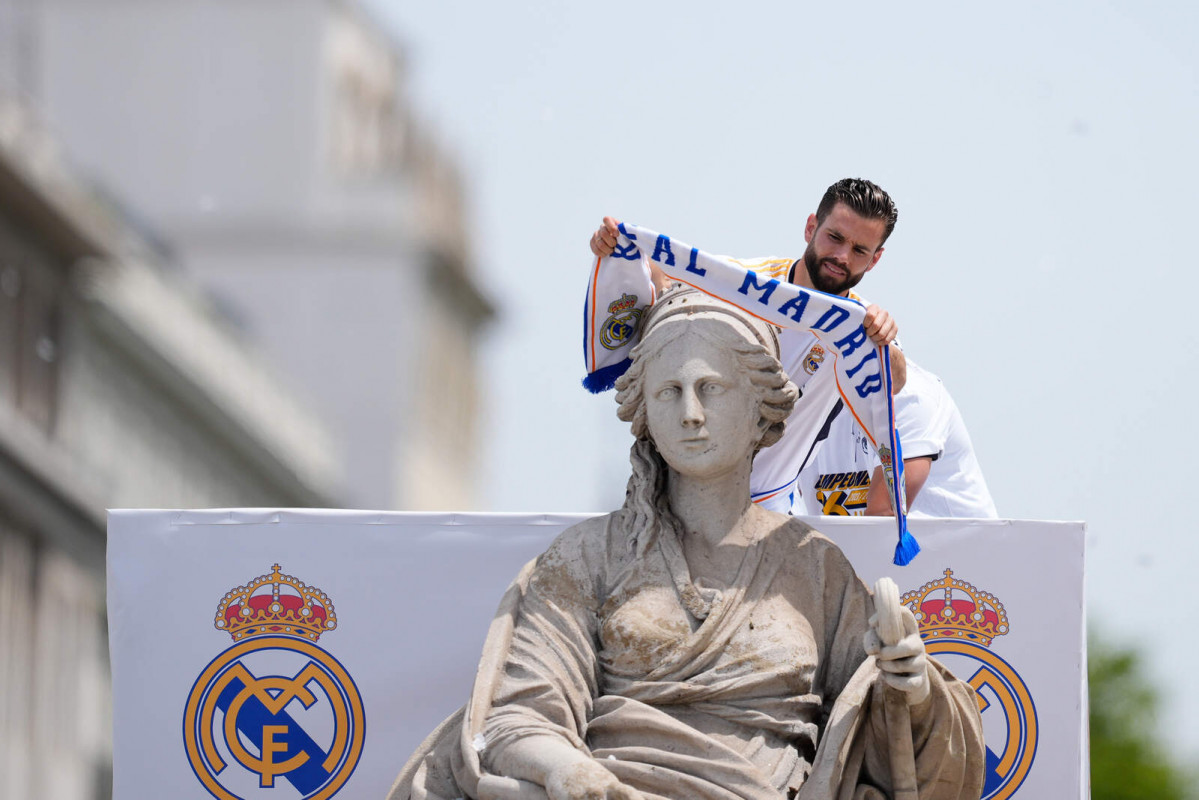 Europapress 5956257 nacho fernandez celebrates on top of the fountain during the celebration of 1600 1067