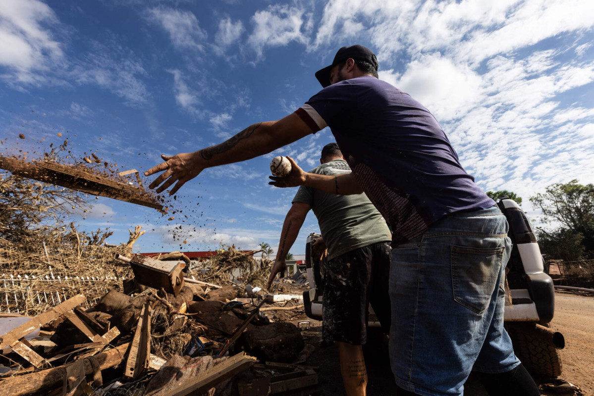 Europapress 5952263 09 may 2024 brazil lajeado residents clear debris after exceptionally heavy 1600 1067