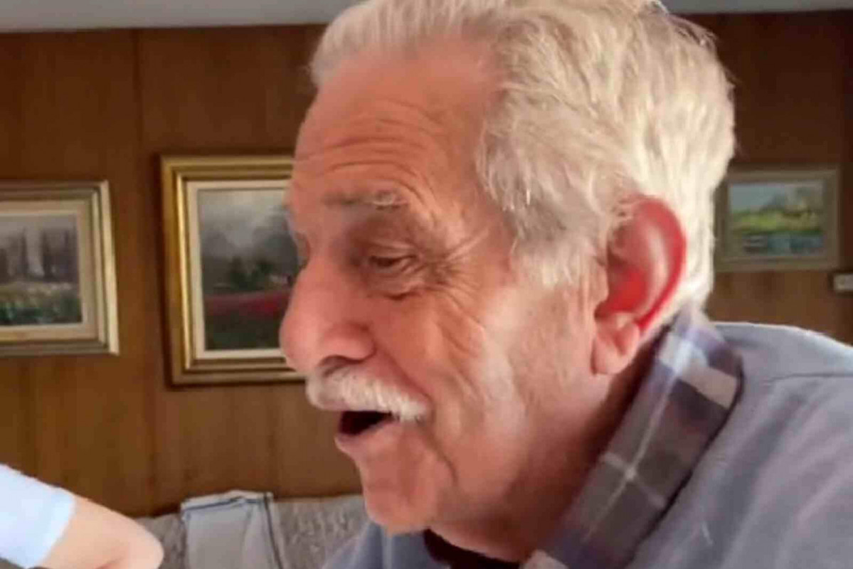 Abuelo emocionado al recibir el asiento del barca 1600 1067