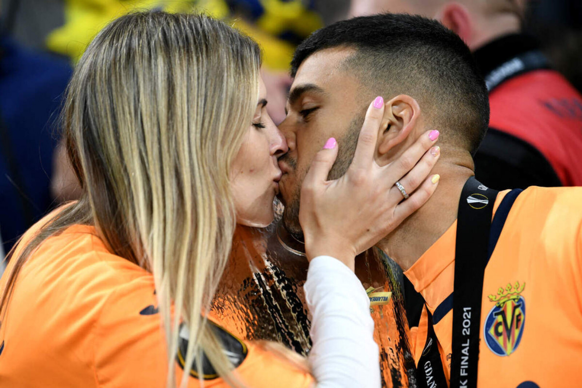 Europapress 3739074 26 may 2021 poland gdansk villarreals geronimo rulli kisses his partner 1600 1067