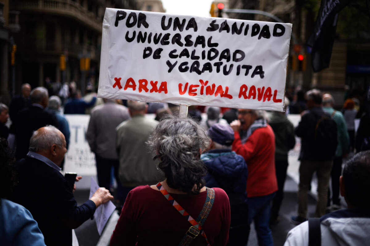 Europapress 5871663 mujer sujeta cartel protesta manifestacion contra privatizacion sanidad 1600 1067