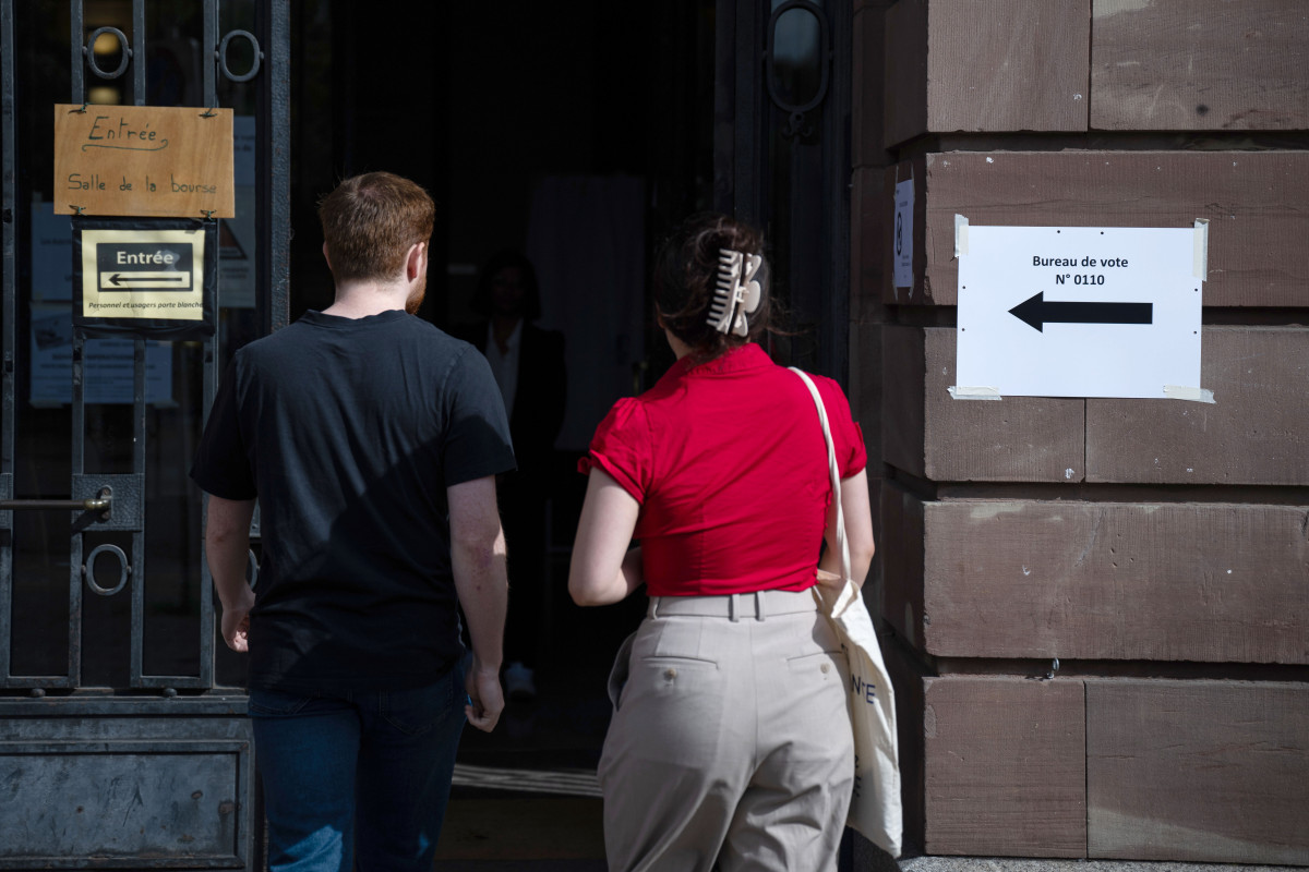 EuropaPress 6076134 07 july 2024 france strasburg people enter polling station during the