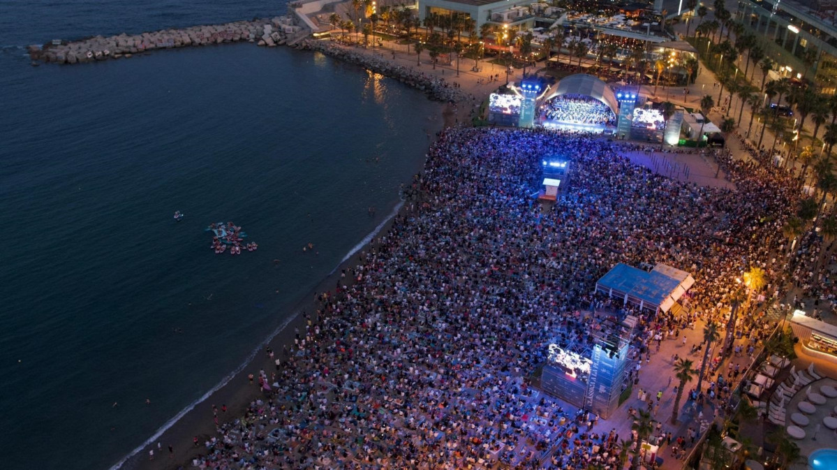 EuropaPress 6086414 30000 personas asisten concierto dirigido dudamel playa barcelona
