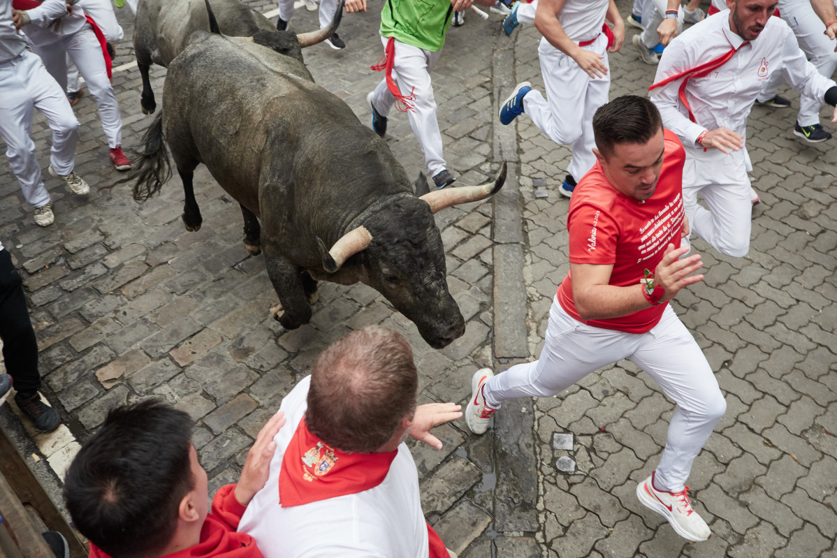 EuropaPress 6086777 varias personas septimo encierro fiestas san fermin 2024 13 julio 2024