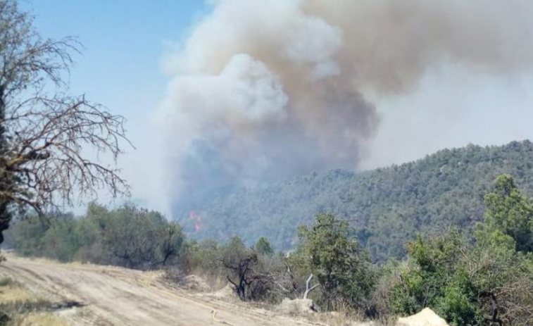 Los Bomberos confinan dos municipios de Lleida por un incendio descontrolado