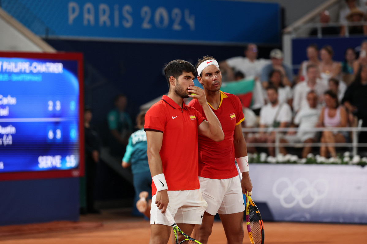 Paris (France), 31/07/2024.- Carlos Alcaraz and Rafael Nadal of Spain converse during the Men's Doubles Quarter-final match against Austin Krajicek and Rajeev Ram of the US at the Tennis competitions 