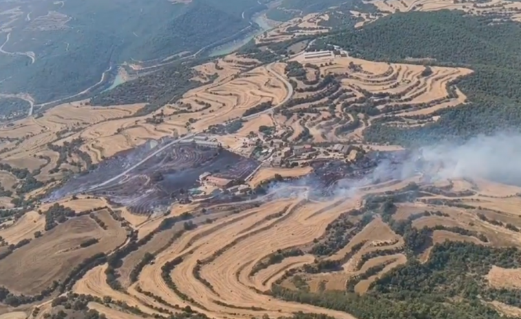 Al menos 70 efectivos de Bomberos trabajan en un incendio en Politg (Noguera)