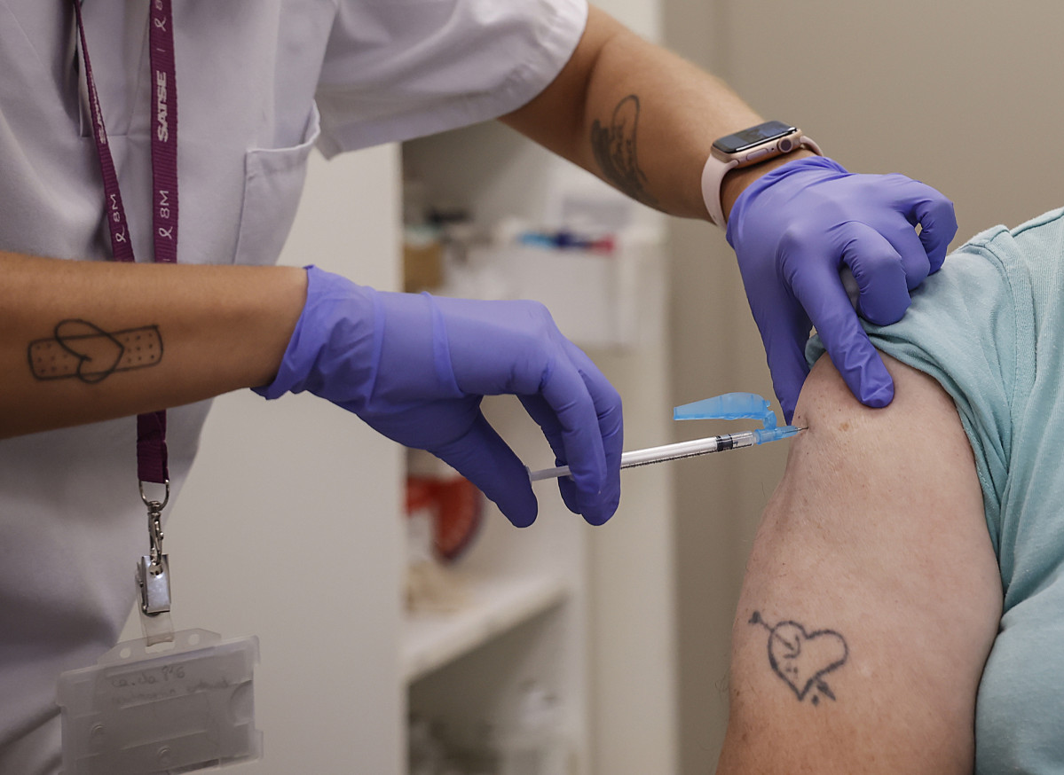 Archivo - Una mujer se vacuna durante el inicio de la campaña de vacunación frente a la gripe y la Covid-19, en el centro de salud Alfahuir, a 16 de octubre de 2023, en Valencia, Comunidad Valencian