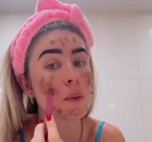 Una influencer se aplica una mascarilla facial hecha con su caca 