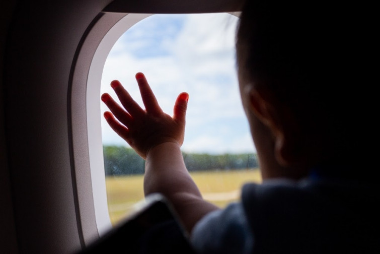 Encuentran a una bebé recién nacida en el baño de un supermercado