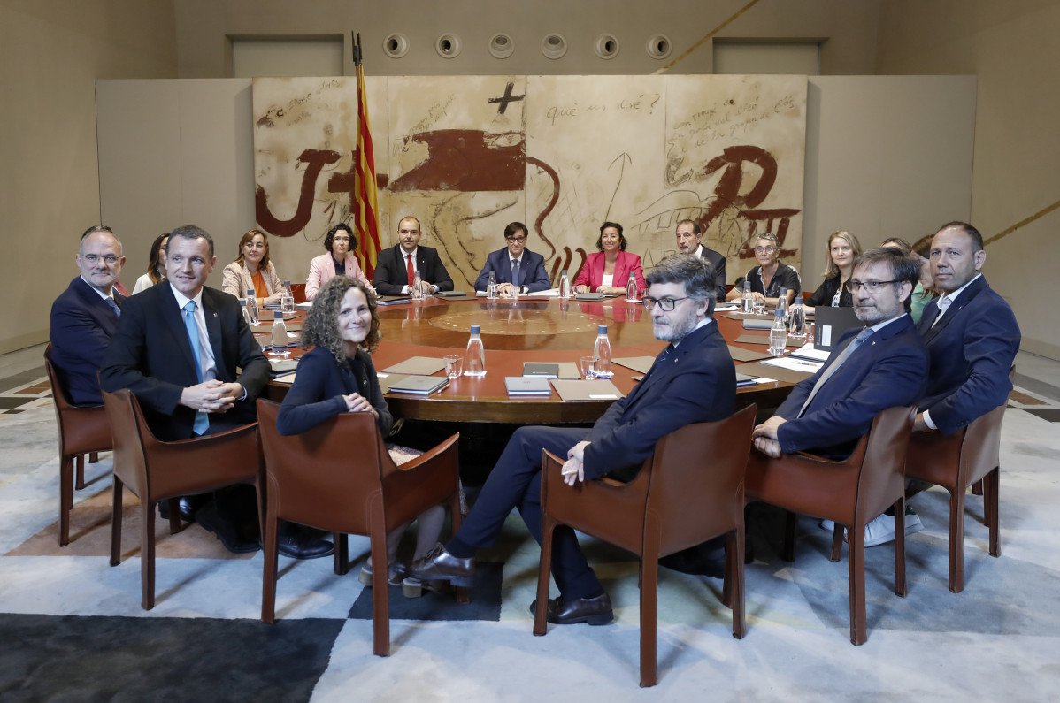 FOTODELDÍA  BARCELONA 13/08/2024.- El presidente de la Generalitat, Salvador Illa (c), preside primera reunión de su nuevo Govern, cinco días después de su investidura, este martes en Barcelona. E