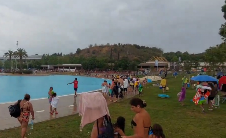 VÍDEO | Gritos en una piscina de Sabadell mientras es evacuada por la fuerte tormenta
