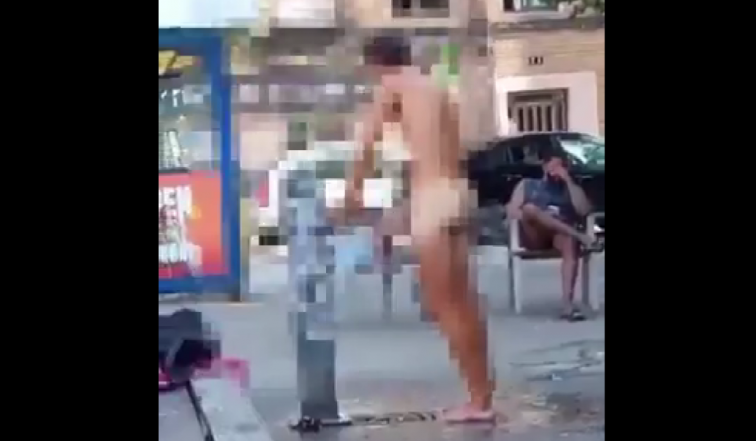 VÍDEO | Un hombre se baña desnudo en una calle de Badalona a plena luz del día