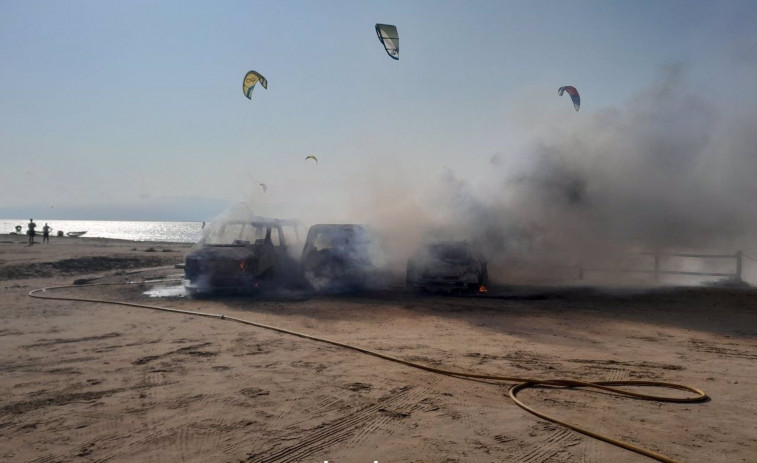 Arden tres vehículos en la playa del Trabucador del Delta de l'Ebre