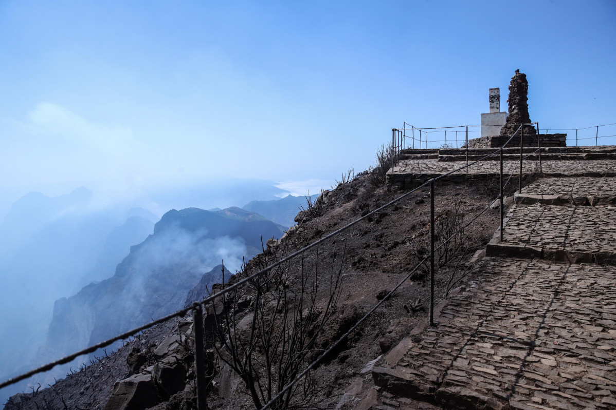 Santana (Portugal), 21/08/2024.- Clouds of smoke rise as seen from the Geodesic landmark on Pico Ruivo, the highest point on Madeira Island, in the municipality of Santana, Portugal, 21 August 2024. T