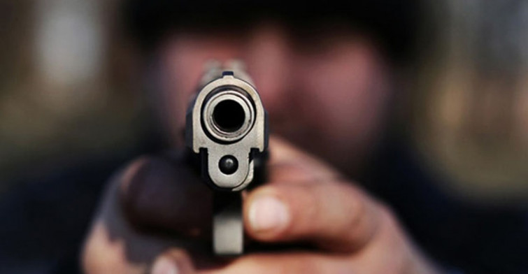 Un hombre recibe un disparo por parte de otro que estaba acosando a su hija