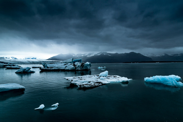 Un turista muerto y dos desaparecidos tras derrumbarse una cueva de hielo en Islandia