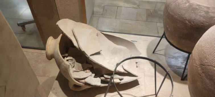 Un niño rompe accidentalmente una vasija de 3.500 años de antigüedad en un museo