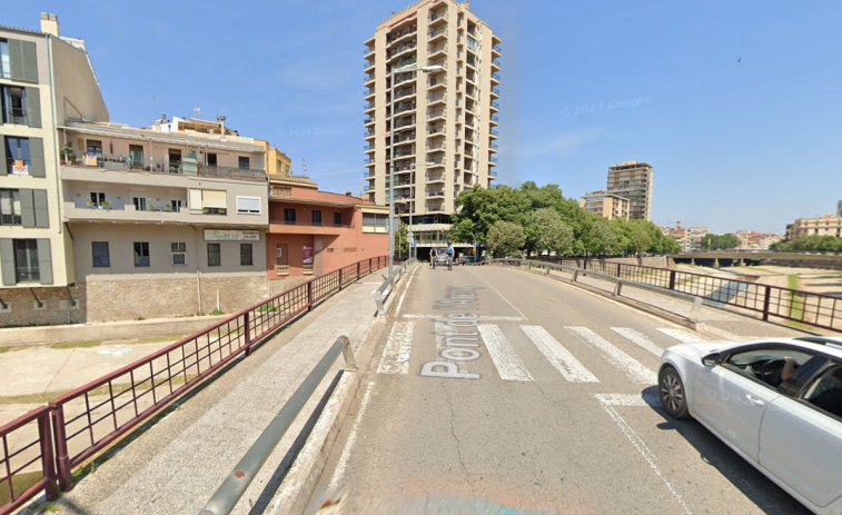 Accidente en el puente de l'Areny en Girona: un turismo se estrella contra la valla de protección