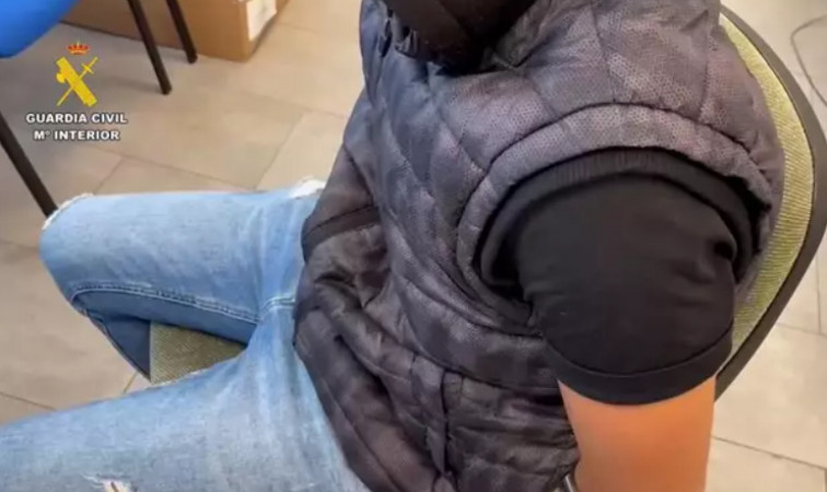 Detenido un hombre por agredir dos guardias civiles tras ser expulsado de un avión