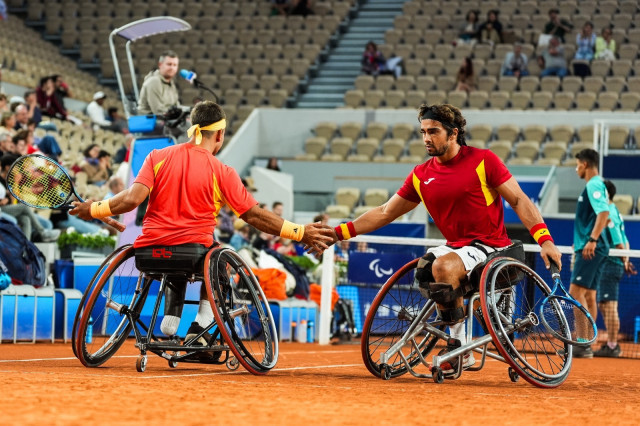 EuropaPress 6191182 puente caverzaschi partido dobles cuartos final paris 20241
