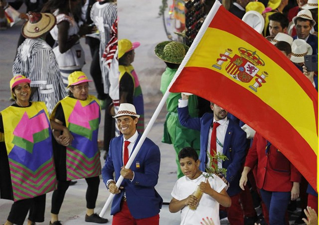 Un sonriente y emocionado Nadal abandera a España