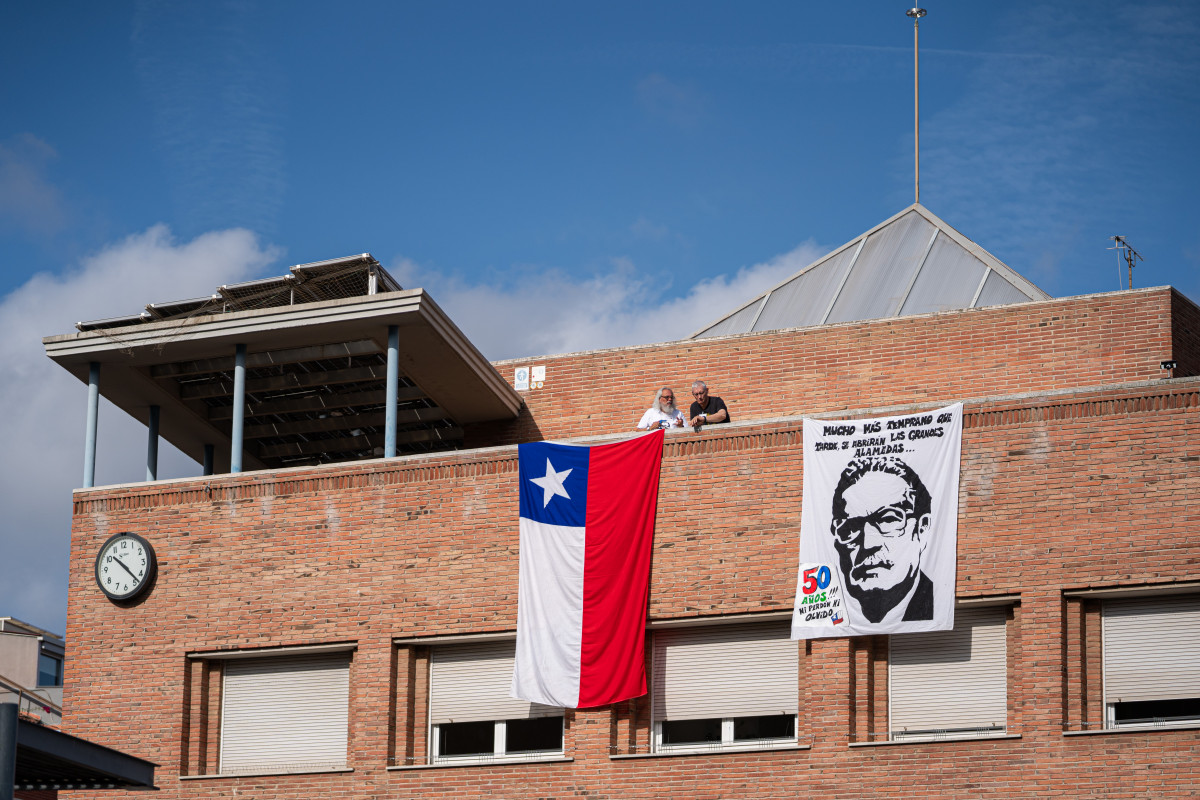 EuropaPress 5431379 cartel junto bandera chile colocados homenaje salvador allende 50 anos