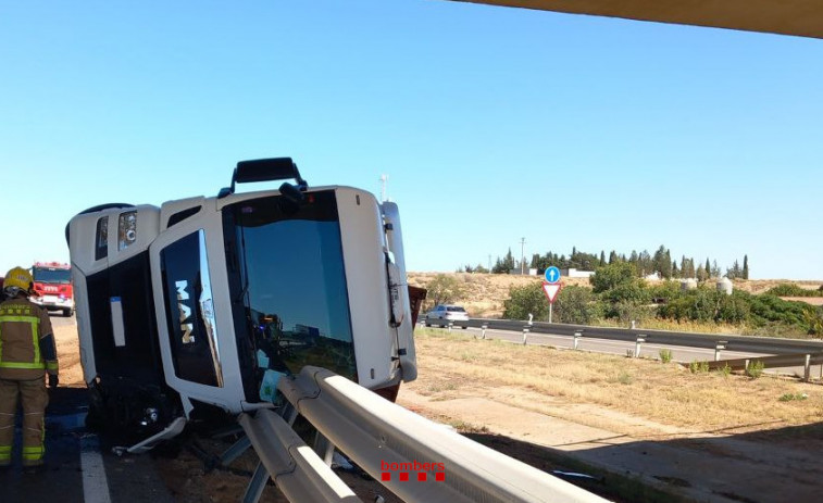 Un camión vuelca en la AP-2 a la altura de Soses, causando el corte de un carril