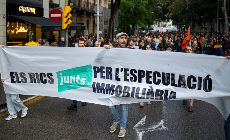 Manifestación frente a la sede de Junts: 