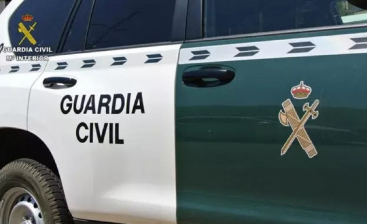 La Guardia Civil detiene a ocho personas por retener a una persona durante horas hasta desvalijarla