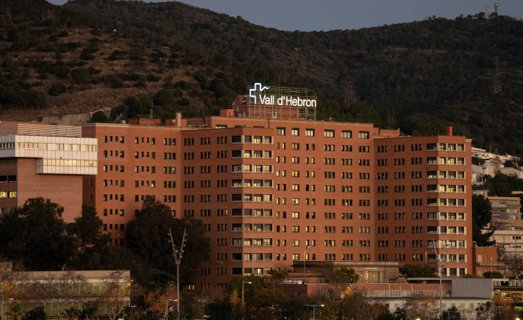 Situación crítica en el Hospital Vall d'Hebron: colapsan las urgencias y los pasillos se llenan de pacientes