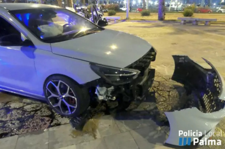 Un conductor borracho estrella su coche contra un bordillo