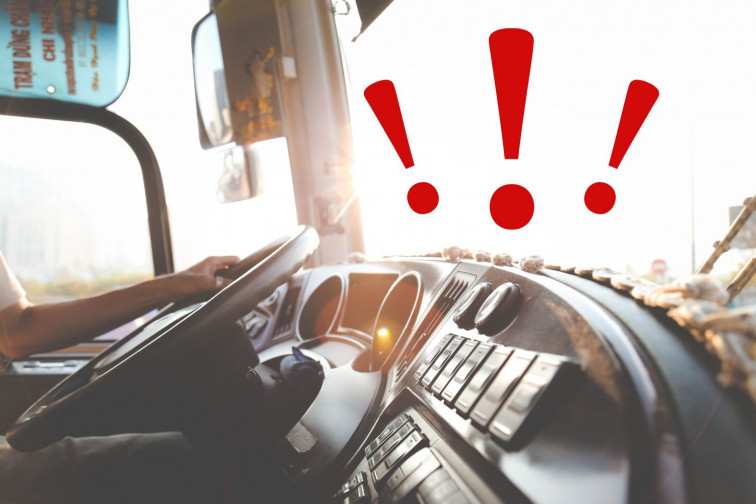 Un autobús arrastra a una joven después de que se le quedara enganchada la pierna a la puerta