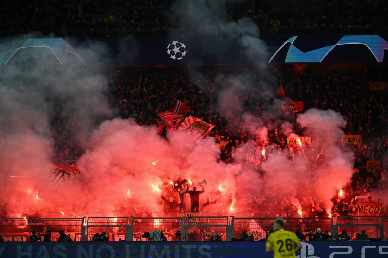 La UEFA sanciona con 30.000 euros al Atlético por el comportamiento racista de sus aficionados