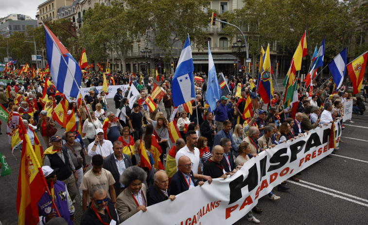 Unas 500 personas se manifiestan por el 12 de octubre en Barcelona