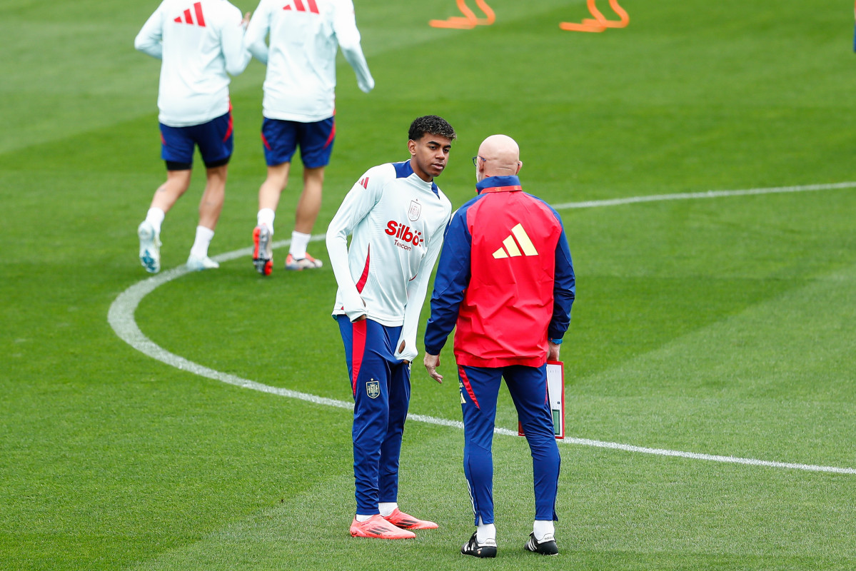 EuropaPress 6264150 luis fuente head coach of spain and lamine yamal of spain talking during