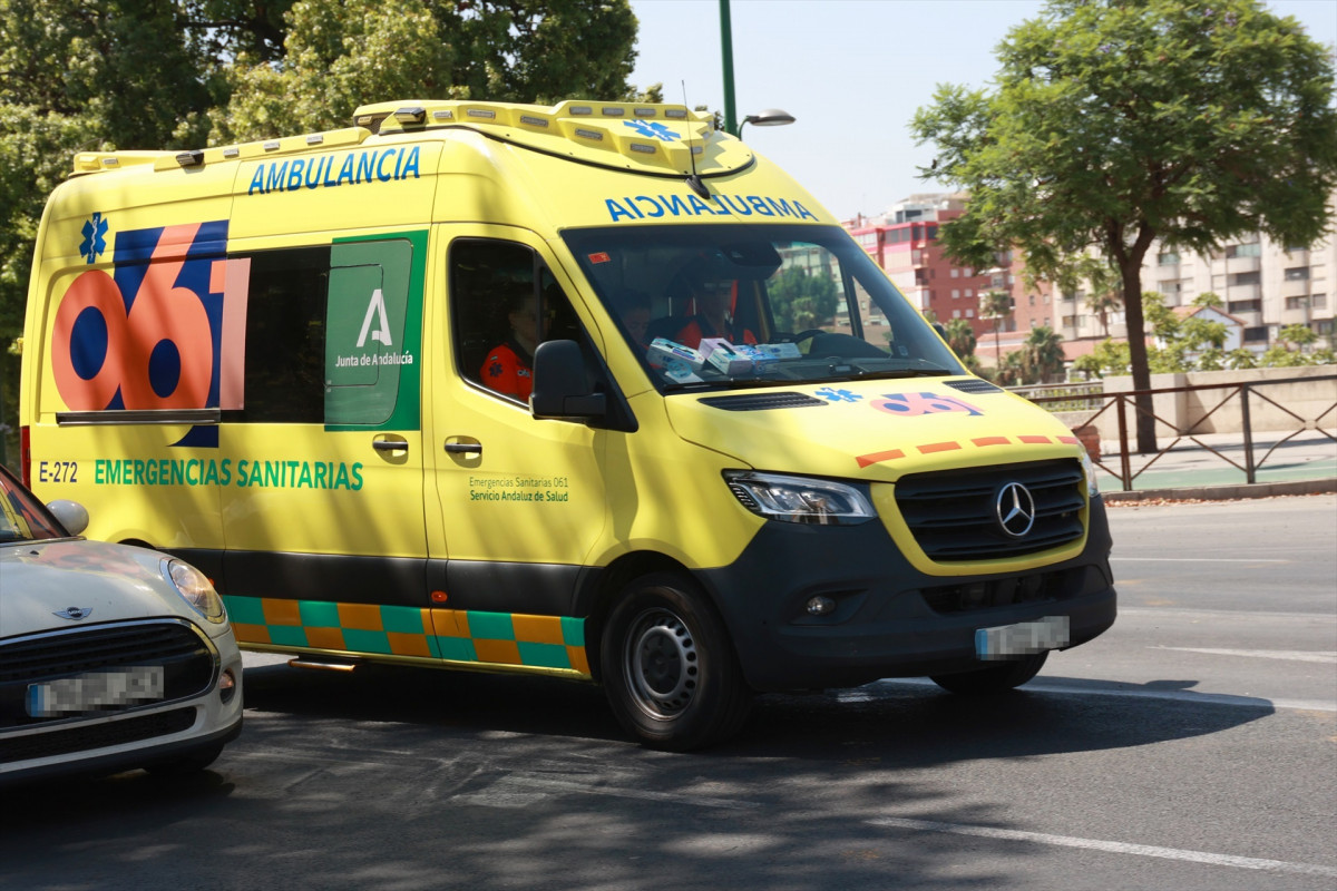 EuropaPress 6167396 ambulancia 061 circula unha calle centro sevilla 12 agosto 2024 sevilla