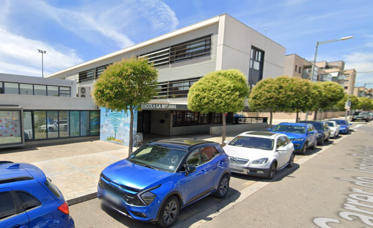 Un incendio en la escuela La Mitjana de Lleida obliga a desalojar a alumnos y docentes
