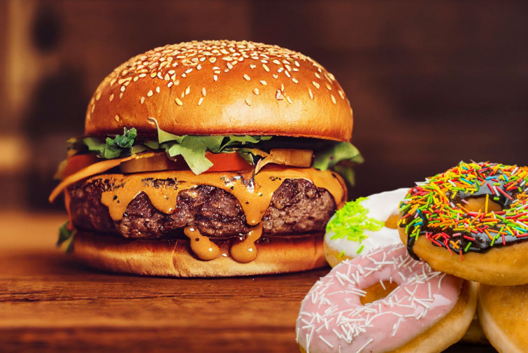 Un niño de 12 años se queda ciego por alimentarse tan solo de hamburguesas y donuts