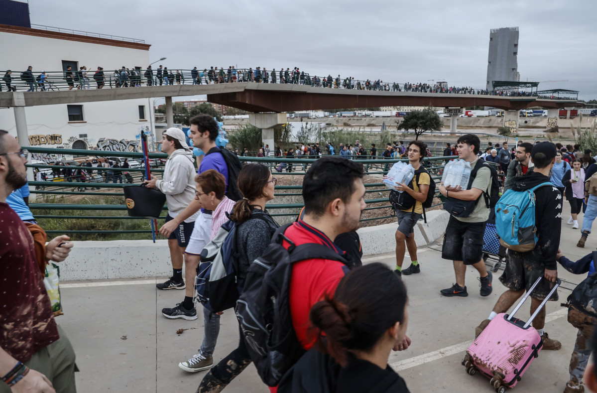 EuropaPress 6314537 decenas personas puente une valencia torre donde centenares personas llegan