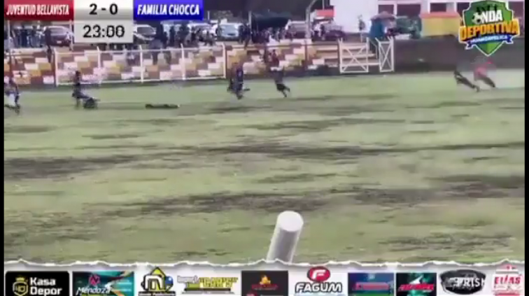 VÍDEO | Un rayo cae en un campo de fútbol y mata a un jugador en medio de un partido